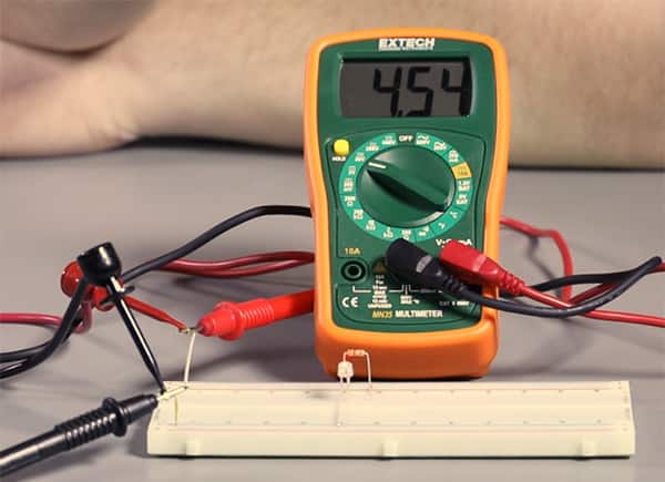 如何测量电路中的电压| DigiKey